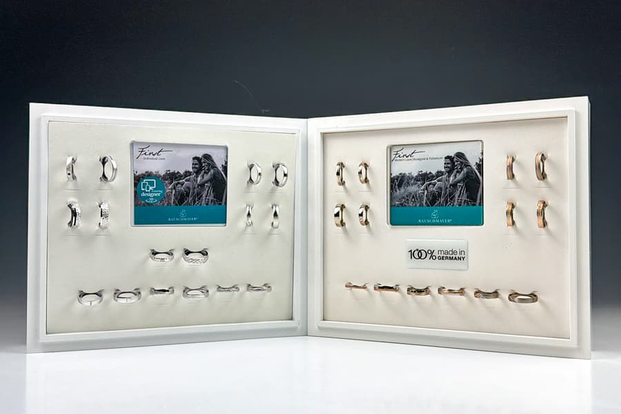 2 Displays mit Ehering Dummys Rauschmayer